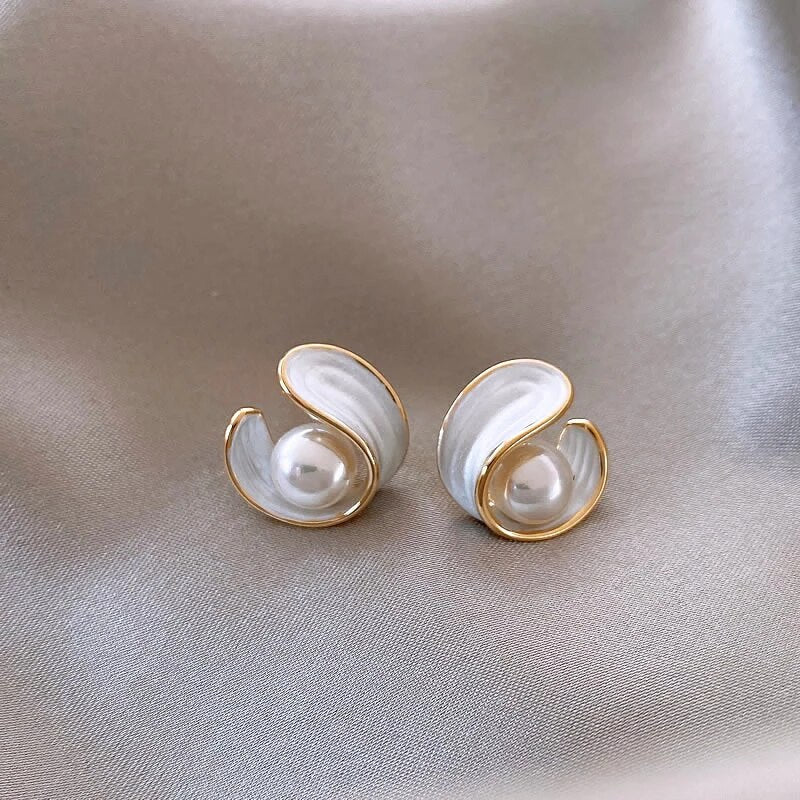 Charming Gold Earring for Any Occasion
