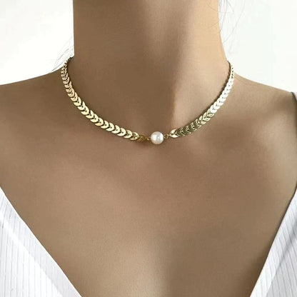 Romantic Gold Necklace for Special Moments