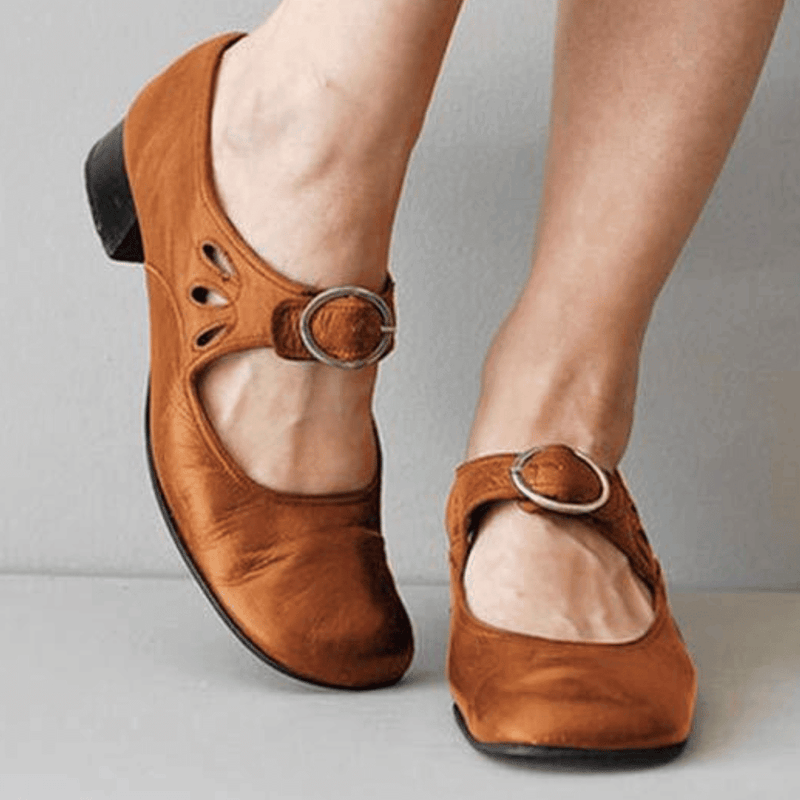 LM | Shoes with low heels and buckle